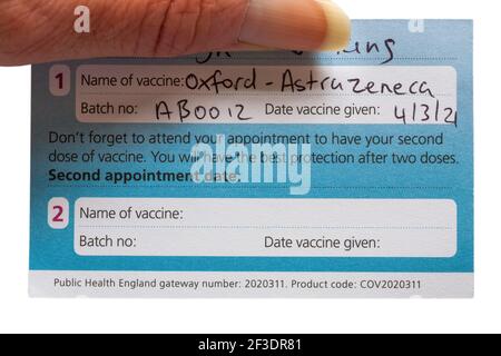 Vom NHS ausgestellte COVID-19-Impfkarte für Oxford AstraZeneca-Impfstoff, Oxford Astra Zeneca-Impfstoff Stockfoto