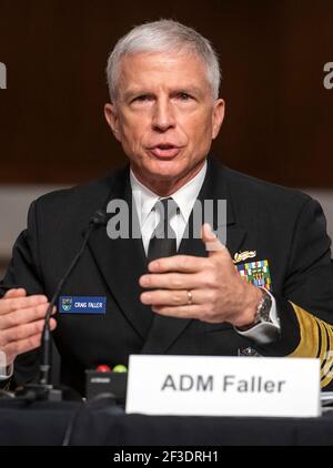 Admiral Craig S. Faller, USN, Kommandant, United States Southern Command erscheint während einer Anhörung des Senatsausschusses für bewaffnete Dienste, um das United States Southern Command und das United States Northern Command im Rahmen der Überprüfung des Antrags auf Genehmigung der Verteidigung für das Geschäftsjahr 2022 und das zukünftige Verteidigungsprogramm im Dirksen Senate Office Building in Washington, DC, zu untersuchen. März 16, 2021. Kredit: Rod Lampey/CNP /MediaPunch Stockfoto