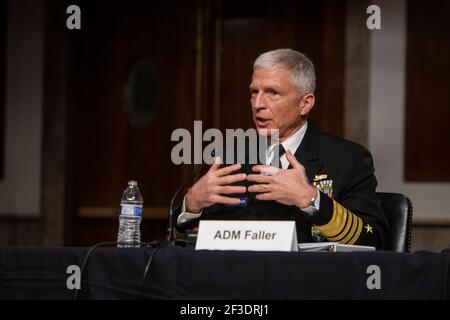 Admiral Craig S. Faller, USN, Kommandant, United States Southern Command erscheint während einer Anhörung des Senatsausschusses für bewaffnete Dienste, um das United States Southern Command und das United States Northern Command im Rahmen der Überprüfung des Antrags auf Genehmigung der Verteidigung für das Geschäftsjahr 2022 und das zukünftige Verteidigungsprogramm im Dirksen Senate Office Building in Washington, DC, zu untersuchen. März 16, 2021. Kredit: Rod Lampey/CNP /MediaPunch Stockfoto