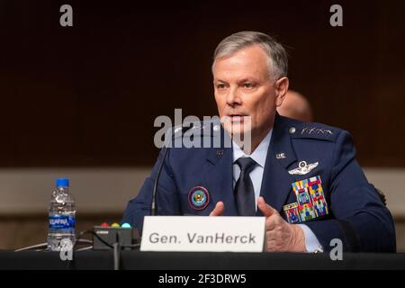General Glen D. VanHerck, USAF, Commander, United States Northern Command und North American Aerospace Defence Command erscheinen während einer Anhörung des Senatsausschusses für bewaffnete Dienste, um das United States Southern Command und das United States Northern Command im Dirksen-Senat zu untersuchen, um den Antrag auf Genehmigung der Verteidigung für das Geschäftsjahr 2022 und das zukünftige Verteidigungsprogramm zu prüfen Bürogebäude in Washington, DC, Dienstag, 16. März 2021. Kredit: Rod Lampey/CNP /MediaPunch Stockfoto
