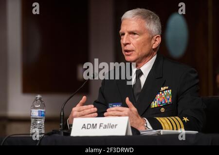 Admiral Craig S. Faller, USN, Kommandant, United States Southern Command erscheint während einer Anhörung des Senatsausschusses für bewaffnete Dienste, um das United States Southern Command und das United States Northern Command im Rahmen der Überprüfung des Antrags auf Genehmigung der Verteidigung für das Geschäftsjahr 2022 und das zukünftige Verteidigungsprogramm im Dirksen Senate Office Building in Washington, DC, zu untersuchen. März 16, 2021. Kredit: Rod Lampey/CNP /MediaPunch Stockfoto