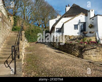 Kopfsteinpflaster Lane Water Bag Bank und Manor Cottage in Knaresborough North Yorkshire England Stockfoto