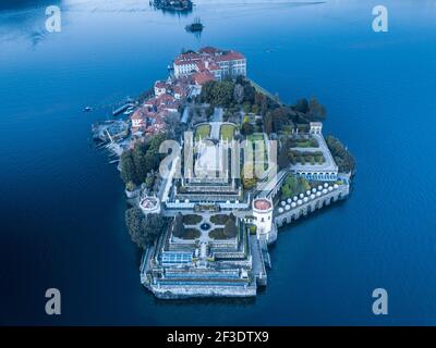 Luftaufnahme auf kleiner Insel mit Schloss und repräsentativstem Park. Alte Gebäude und schöne, gepflegte Gärten mitten im See. Stockfoto