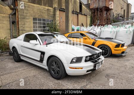 Ein Paar von 2006 Ford Mustangs auf dem Display Lenwade Industrial Estate, Norfolk, Großbritannien. Stockfoto