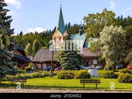 Lanckorona, Polen - 27. August 2020: Panoramablick auf den zentralen Marktplatz der historischen königlichen Freilichtmuseum Stadt Lanckorona in Bergregion Stockfoto