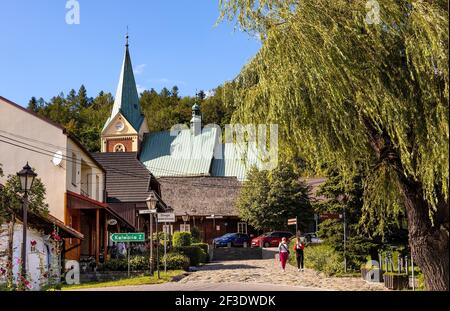 Lanckorona, Polen - 27. August 2020: Panoramablick auf den zentralen Marktplatz der historischen königlichen Freilichtmuseum Stadt Lanckorona in Bergregion Stockfoto
