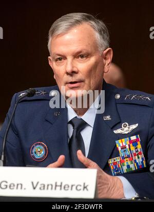 Washington, Vereinigte Staaten Von Amerika. März 2021, 16th. General Glen D. VanHerck, USAF, Commander, United States Northern Command und North American Aerospace Defence Command erscheinen während einer Anhörung des Senatsausschusses für bewaffnete Dienste, um das United States Southern Command und das United States Northern Command im Dirksen-Senat zu untersuchen, um den Antrag auf Genehmigung der Verteidigung für das Geschäftsjahr 2022 und das zukünftige Verteidigungsprogramm zu prüfen Bürogebäude in Washington, DC, Dienstag, 16. März 2021. Quelle: Rod Lampey/CNP Credit: dpa/Alamy Live News Stockfoto