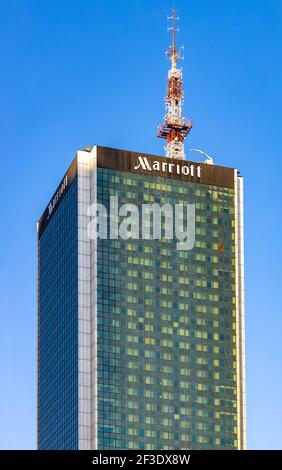 Warschau, Polen - 22. Mai 2020: Marriott Hotel und Büroturm über dem Stadtteil Srodmiescie in Warschau Stockfoto