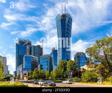 Warschau, Polen - 22. Mai 2020: Warsaw Spire Büroturm der Immofinanz in der Höhe über dem Geschäftsviertel Wola in Warschau Stockfoto