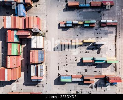 Draufsicht von oben von der Drohne auf gestapelte Transportbehälter. Nutzung des intermodalen Transportsystems in Docks. Stockfoto