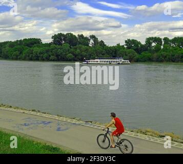 Die kleine Stadt Szentendre, bekannt für ihre Künstler und Kunstfertigkeit, liegt am Ufer der Donau. Eine kurze Zug-, Fahrrad- oder Bootsfahrt von Budapest Stockfoto