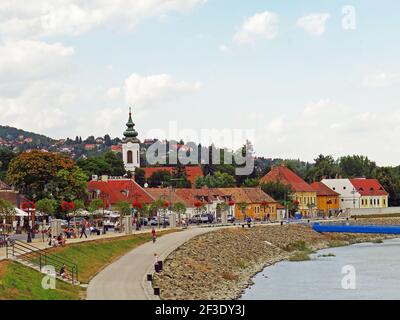 Die kleine Stadt Szentendre, bekannt für ihre Künstler und Kunstfertigkeit, liegt am Ufer der Donau. Eine kurze Zug-, Fahrrad- oder Bootsfahrt von Budapest Stockfoto