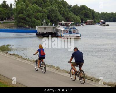 Die kleine Stadt Szentendre, bekannt für ihre Künstler und Kunstfertigkeit, liegt am Ufer der Donau. Eine kurze Zug-, Fahrrad- oder Bootsfahrt von Budapest Stockfoto