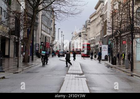 Eine ungewöhnlich ruhige leere Oxford Street während des Covid-19 Coronavirus in London Sperre Stockfoto