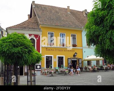 Die kleine Stadt Szentendre, bekannt für ihre Künstler und Kunstfertigkeit, liegt am Ufer der Donau. Eine kurze Zug-, Fahrrad- oder Bootsfahrt von Budapest Stockfoto