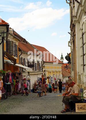 Die kleine Stadt Szentendre, bekannt für ihre Künstler und Kunstfertigkeit, liegt am Ufer der Donau. Eine kurze Zug-, Fahrrad- oder Bootsfahrt von Budapest Stockfoto