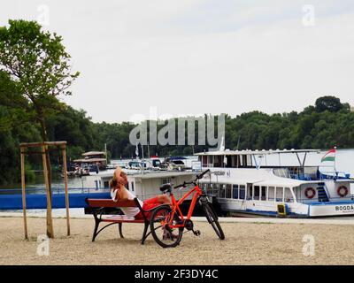 Die kleine Stadt Szentendre, bekannt für ihre Künstler und Kunstfertigkeit, liegt am Ufer der Donau. Eine kurze Zug-, Fahrrad- oder Bootsfahrt von Budapest Stockfoto