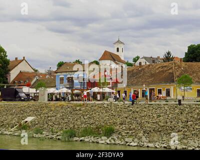 Die kleine Stadt Szentendre, bekannt für ihre Künstler und Kunstfertigkeit, liegt am Ufer der Donau. Eine kurze Zug-, Fahrrad- oder Bootsfahrt von Budapest Stockfoto