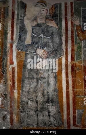Frühchristlicher Jungfrau-Märtyrer, die Heilige Susanna von Rom. Fresko gemalt in den späten 1300er Jahren in der nördlichen Apsis der Chiesa di Santa Maria del Tiglio (Kirche der Heiligen Linde) in Gravedona, Lombardei, Italien. Nach der mittelalterlichen Legende wurde Santa Susanna um 295 n. Chr. enthauptet, weil er sich weigerte, einen heidnischen Verwandten des römischen Kaisers Diokletian zu heiraten, und weil er zwei seiner Beamten zum Christentum konvertierte. Stockfoto