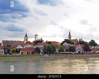 Die kleine Stadt Szentendre, bekannt für ihre Künstler und Kunstfertigkeit, liegt am Ufer der Donau. Eine kurze Zug-, Fahrrad- oder Bootsfahrt von Budapest Stockfoto