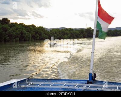 Die kleine Stadt Szentendre, bekannt für ihre Künstler und Kunstfertigkeit, liegt am Ufer der Donau. Eine kurze Zug-, Fahrrad- oder Bootsfahrt von Budapest Stockfoto