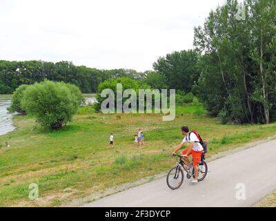 Die kleine Stadt Szentendre, bekannt für ihre Künstler und Kunstfertigkeit, liegt am Ufer der Donau. Eine kurze Zug-, Fahrrad- oder Bootsfahrt von Budapest Stockfoto