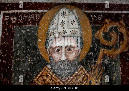 Der heilige Gotthard von Hildesheim (ca. 960–1038), ein bayerischer Bischof und religiöser Reformator, der zum Schutzpatron der Reisenden Kaufleute und Alpenpässe wurde. Mittelalterliches Fresko in der Chiesa di Santa Maria del Tiglio (Kirche der Heiligen Linde) in Gravedona, Lombardei, Italien. Reisende und Händler könnten Gotthard in ihren Gebeten angerufen haben, bevor sie sich auf ihre gefährlichen Reisen durch die Alpen begeben. Stockfoto