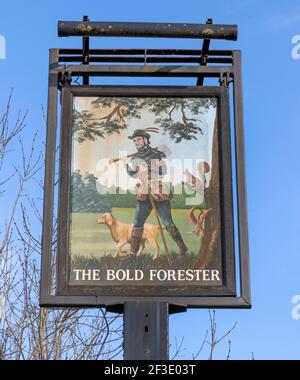 Traditionelles hängendes Pub-Schild am Bold Forester Public House, Bridge Road, Sarisbury Green, Hampshire, England, VEREINIGTES KÖNIGREICH Stockfoto