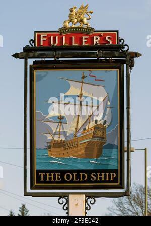 Traditionelles hängendes Pub-Schild am Old Ship Public House - A Fuller's Pub - Bridge Road, Lower Swanwick, Hampshire, England, Großbritannien Stockfoto
