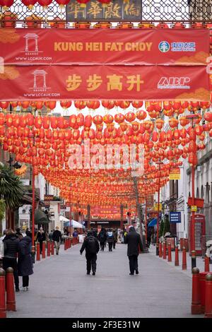 Rote Laternen auf der Gerrard Street bereit für das chinesische Neujahr in Chinatown, während die nationale Coronavirus-Sperre drei am 5th. März 2021 in London, Großbritannien, fortgesetzt wird. Mit der Roadmap für das Aussteigen aus der Sperre wurde festgelegt, diese landesweite Sperre weiterhin allen Bürgern raten, die Botschaft zu folgen zu Hause zu bleiben, den NHS zu schützen und Leben zu retten, und die Straßen der Hauptstadt sind ruhig und leer von normalen Zahlen von Menschen. Stockfoto