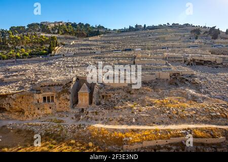 Jerusalem, Israel - 12. Oktober 2017: Panoramablick auf den jüdischen Friedhof an den westlichen Hängen des Ölbergs mit Absalom-Denkmal und Sacharjas tom Stockfoto