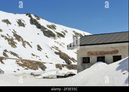 Kleines Gebäude am Grossen St. Bernhard Pass 2473 Meter an der Grenze zwischen Italien und der Schweiz Stockfoto