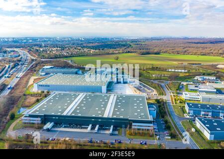 Morgenansicht mehrerer großer Lagerhallen im Logistikpark an der Autobahn. Transport- und Logistikkonzept. Stockfoto