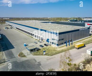 Erhöhter Blick auf ein großes Gebäude mit flachem Dach. Modernes Verteilzentrum mit Dutzenden Ladeplätzen. Transport- und Logistikkonzept. Stockfoto