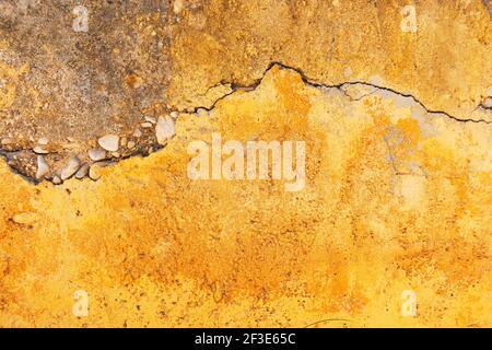 Alte gelbe Grunge rissig Wand Textur Hintergrund Stockfoto