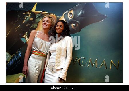 Fotocall für den Launch von CATWOMAN....... Sharon Stone und Halle Berry Stars des neuen Films Catwoman im Dorchester Hotel in London.pic David Sandison 2/8/2004 Stockfoto