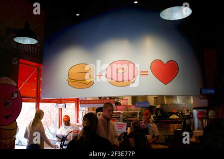 Rise Donuts und Chicken Sandwiches auf Southern Biscuits, Durham, North Carolina, USA Stockfoto