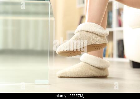 Nahaufnahme einer Frau Füße tragen Hausschuhe zu Hause Stockfoto