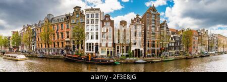 Panorama auf der Amstel im Herbst in Amsterdam in Holland, Niederlande Stockfoto