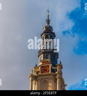 Der Glockenturm von Zuiderkerk (Südkirche) ist eine protestantische Kirche aus dem 17th. Jahrhundert im Amsterdamer Stadtteil Nieuwmarkt. Niederlande. Stockfoto