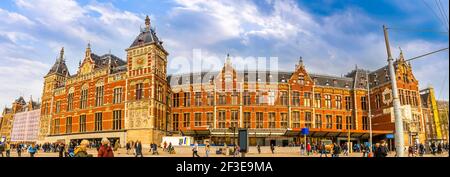 Panorama des Amsterdamer Hauptbahnhofs in Holland, in den Niederlanden Stockfoto