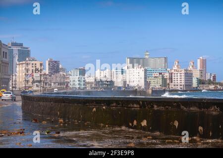 Havanna, Kuba - 23. März 2010: Küstenlandschaft von Zentral-Havanna und in Richtung der Vedado Bezirk, mit der charakteristischen Wand, die t schützt Stockfoto