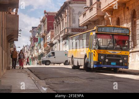 Havanna, Kuba - 23. März 2010: Ein westliches Touristenpaar läuft eine typische Straße im Zentrum von Havanna, nicht weit von der Malecon, wo ein o Stockfoto