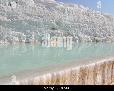 Strukturierter Hintergrund. Natürliche Travertin Pools und Terrassen in Pamukkale Türkei. Hochwertige Fotos Stockfoto