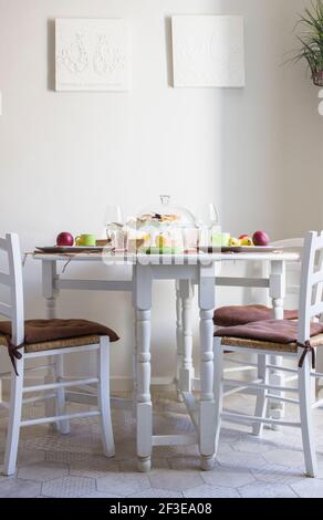 Eine Mietwohnung mit Frühstück in Sassari Sardinien Italien. Esstisch und Stühle mit Frühstück. Stockfoto