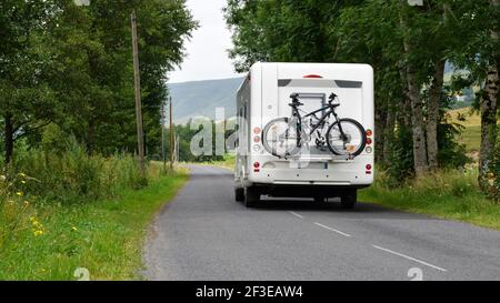 Roadtrip während der Ferien auf einer Bergstraße in die Landschaft. Stockfoto