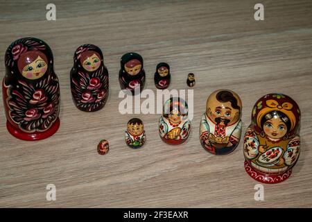 Zwei Sätze von russischen Holzpuppen auf einem Tisch Stockfoto
