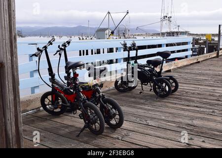 Ein paar Elektrofahrräder parkten auf dem Pier Stockfoto
