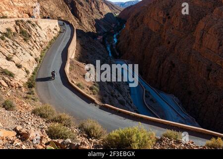 Dades Gorge, Marokko - 13. April 2016: Motorräder am Tisdrine Pass in die Dades Gorge, in Marokko. Stockfoto