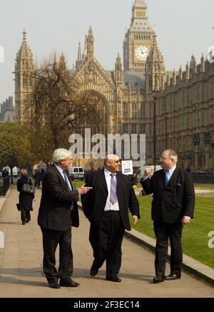 Mal Sheldon Führer des Labour Council in Melton Mobray, der zur Konservativen Partei abscheidet mit Stephen O'Brien und Eric Pickles M.P.s von den Konservativen. PIC David Sandison Stockfoto